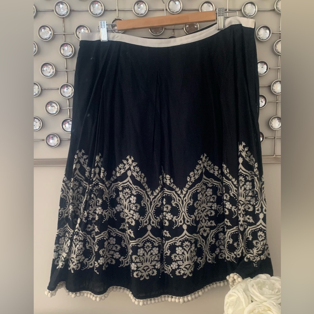 Women’s skirt black and white